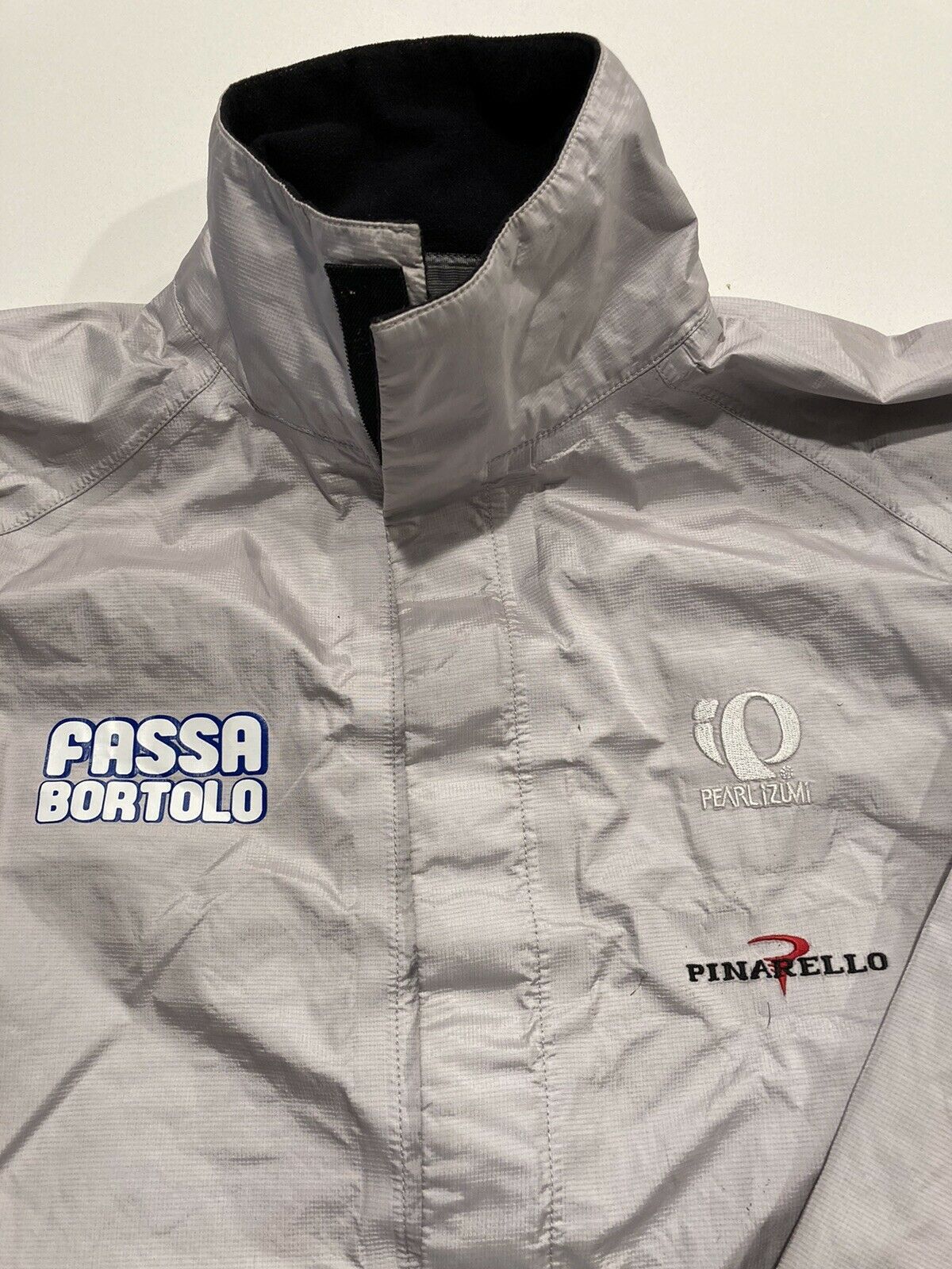 The fastening doesn&rsquo;t use a zip, and instead uses Velcro strips for ease of putting it on and off during racing