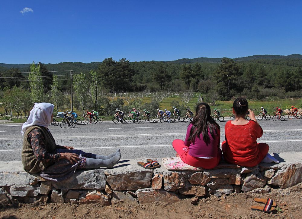 Spectators watch stage 5 pass by.