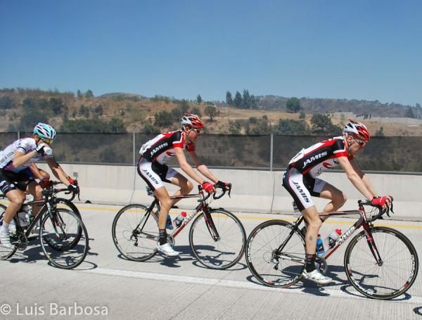 Tyler Wren (Jamis - Sutter Home) keeps his head down