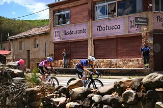 La Vuelta Femenina stage 5 LIVE: A frantic start sees the early breakaway desperately trying to stay away