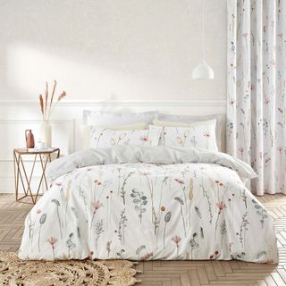 White bedding with dried flower motif