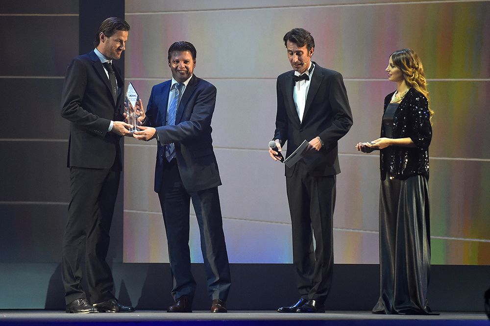 MC's Sep Piquet, Laura Meseguer, AIJC's Raymond Kerckhoffs award Geert Broekhuizen of Giant-Alpecin for the media prize