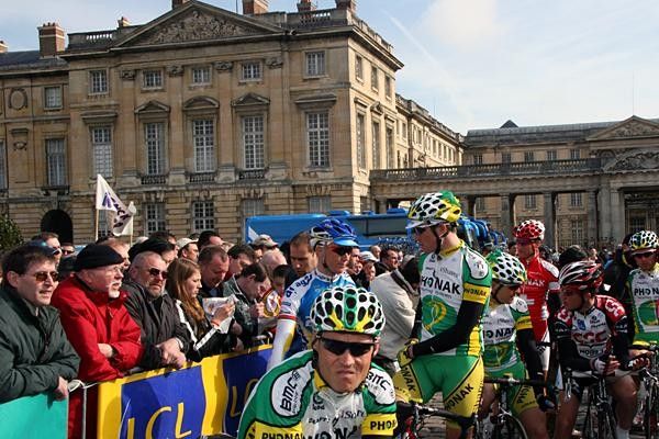 Riders gather round before the start in Compi&egrave;gne.