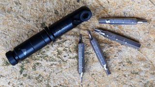 Picture showing Canyon Fix 3 in 1 multi-tool has a ratchet head and four double ended tool bits