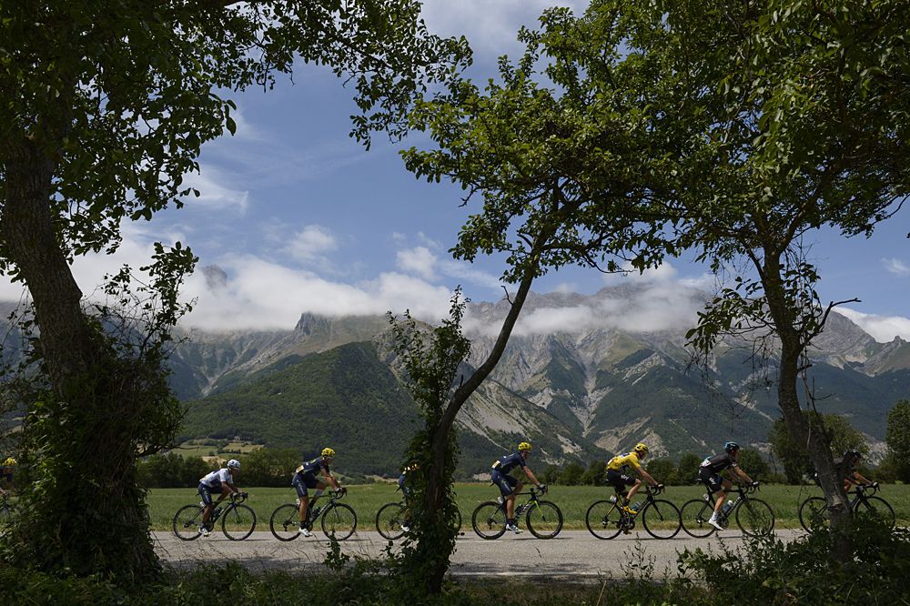 The peloton during stage 18
