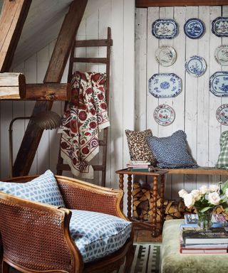 rustic living room with wall plates and a vintage ladder with a blanket