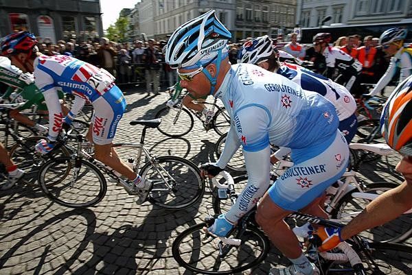 Stefan Schumacher right after the start and trying to get in position to defend his title.