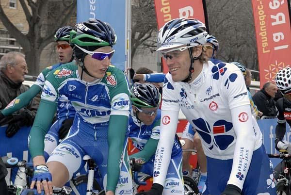 Guillaume Levarlet (Saur - Sojasun) has a chat with another rider.