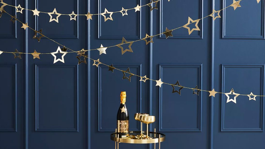 New Year&#039;s decorations: Ginger Ray Gold Star Garland Bunting