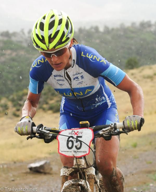 Katerina Nash (Luna Pro Team) alone with two laps to go