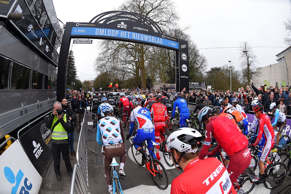 Omloop Het Nieuwsblad underway