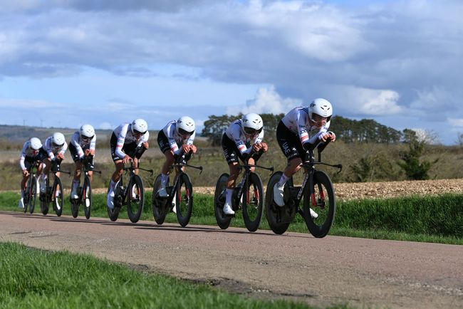 LUAE Team EMirates vince la cronosquadre di Auxerre (foto: Getty Images)