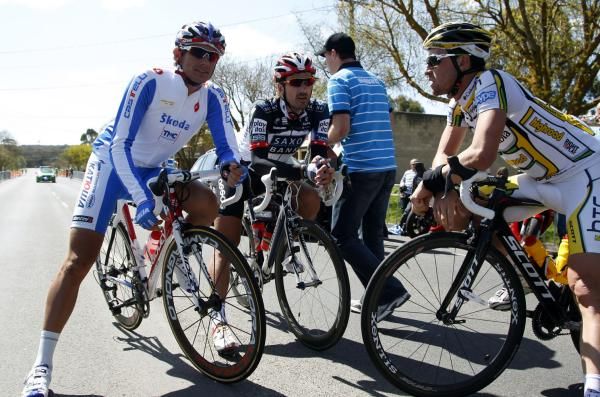 Pozzato waits for the start with Fabian Cancellara and Bernhard Eisel of Austria