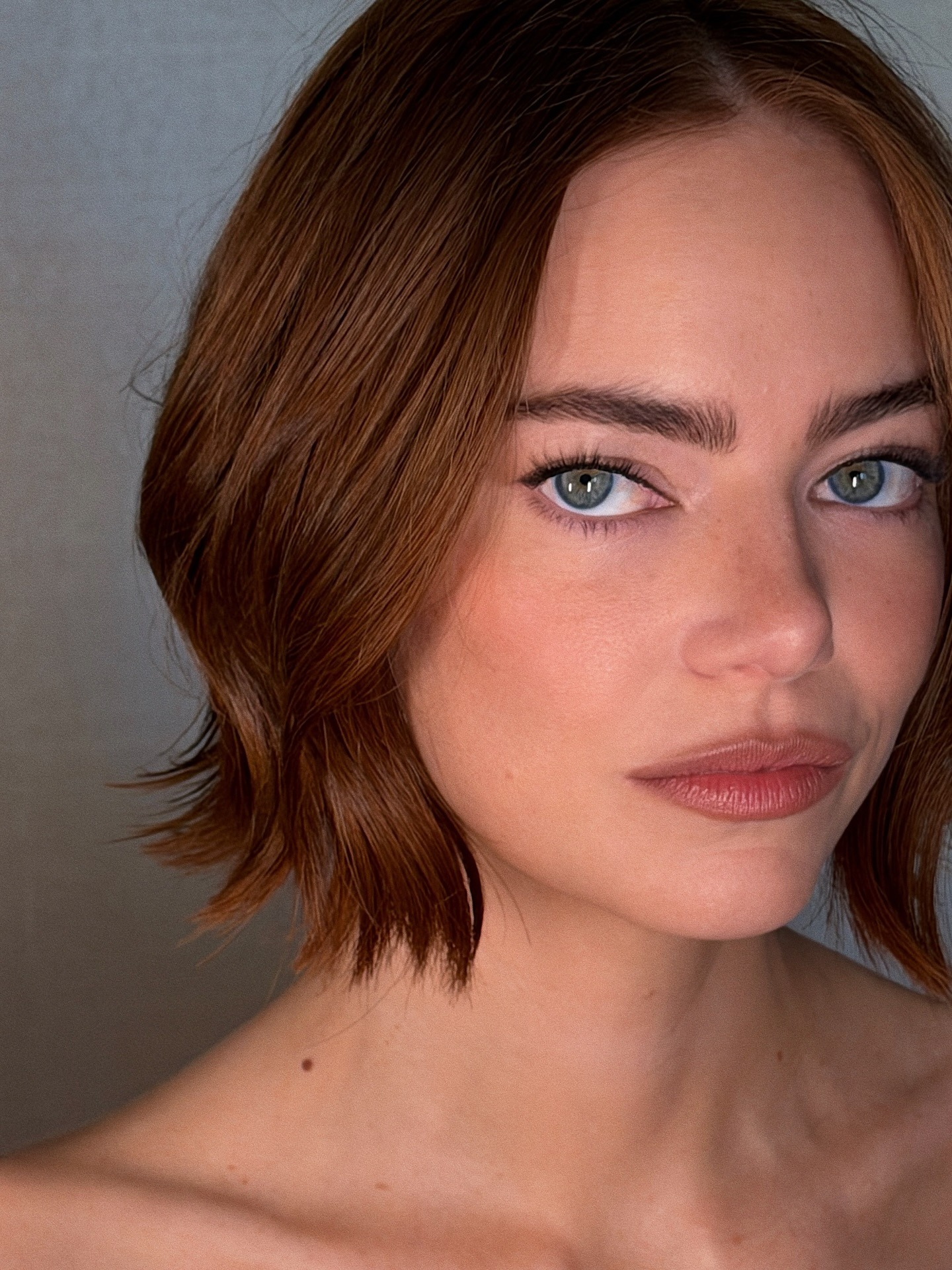 A close-up picture of Emma Stone with a wavy bob