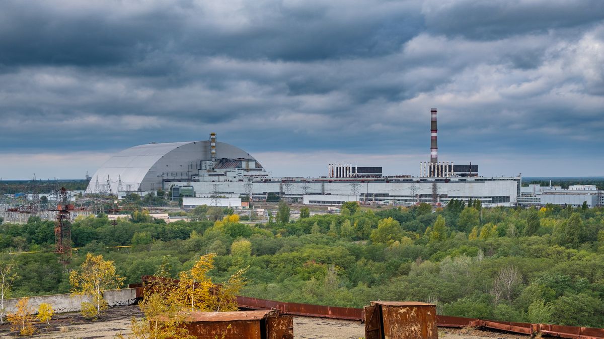 Russian troops have taken over Chernobyl power plant, Ukrainian official says thumbnail