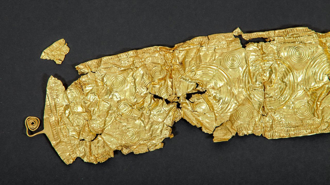 The Bronze Age belt has rose-shaped clasps at its ends.