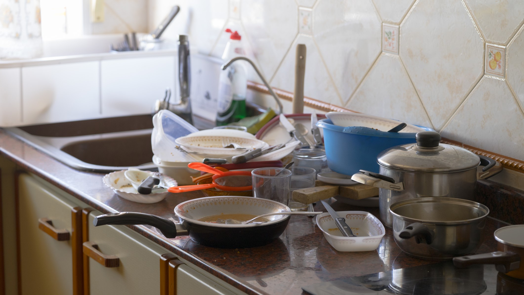 Auf einer Küchenarbeitsplatte stapelte sich schmutziges Geschirr.