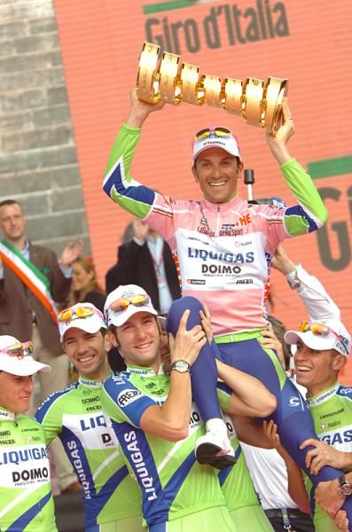 Ivan Basso is hosted on the shoulders of his Liquigas-Doimo teammates