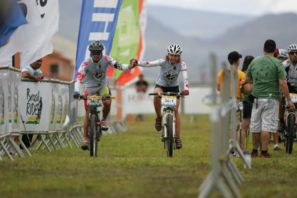 Raquel Gontijo &amp; Helder Carvalho (Cachorrinhos) cross the line