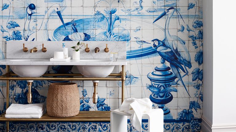 蓝色和白色浴室瓷砖与黄金水槽的想法