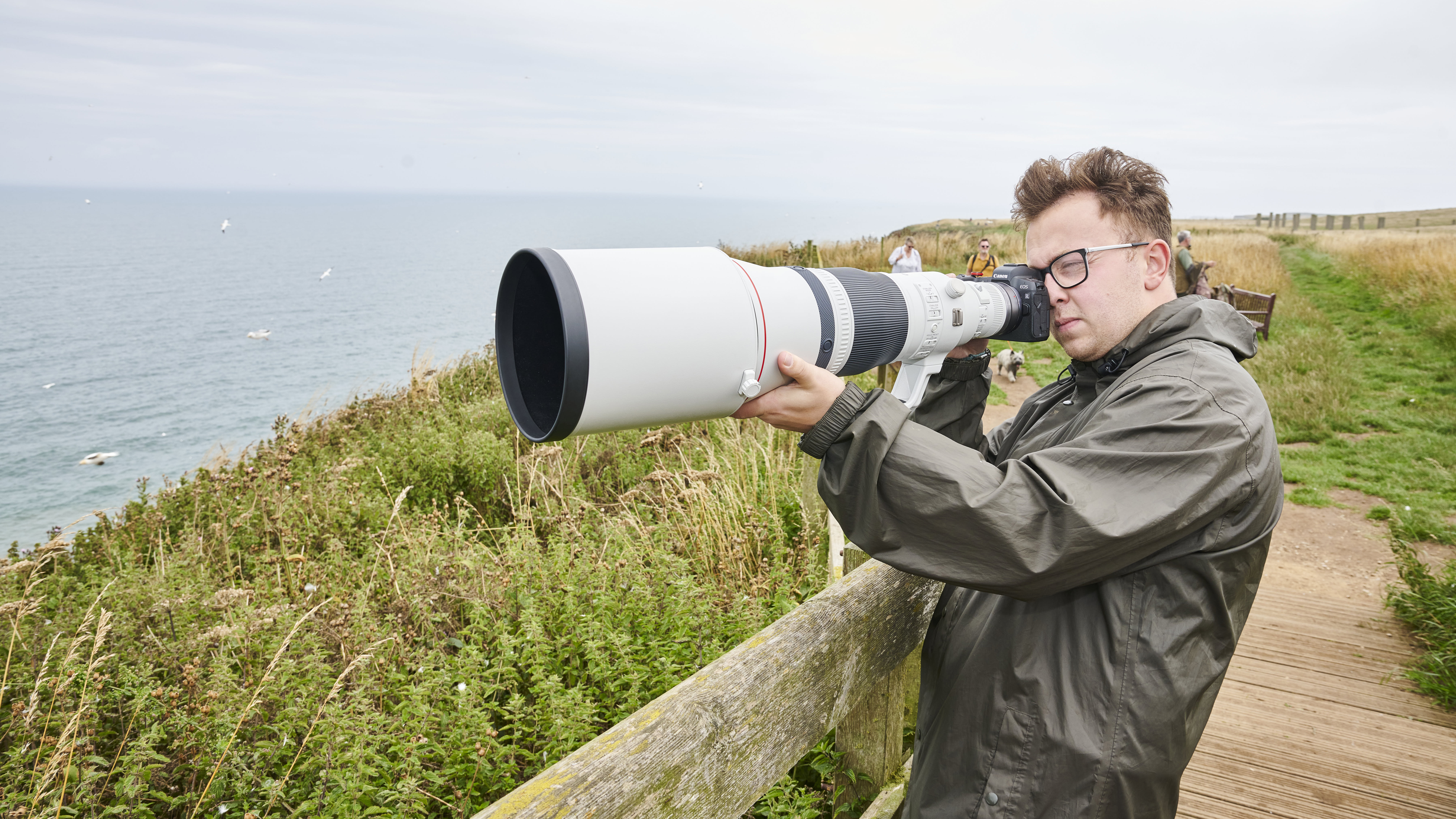 Wildlife photographer Owen Eaton using the Canon RF 600mm F4L IS USM lens on a seabirds shoot at the RSPB Bempton Cliffs nature reserve in England, July 2025