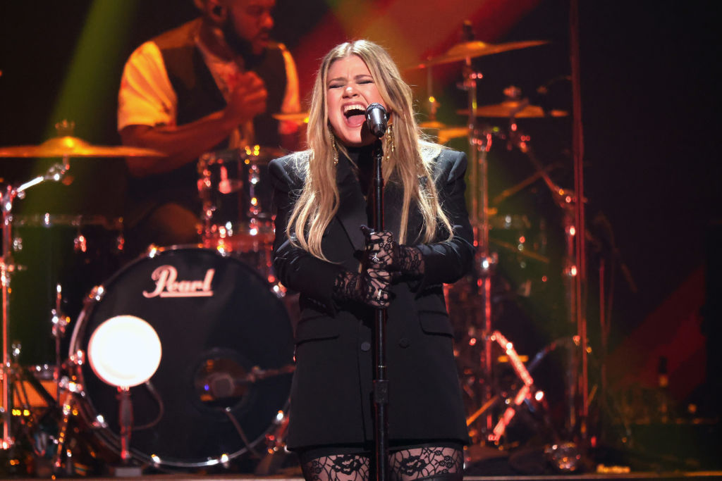 Kelly Clarkson singing on stage.
