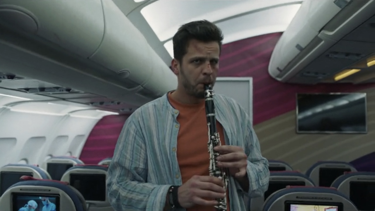 「ファイト・オア・フライト」でクラリネットを演奏する暗殺者