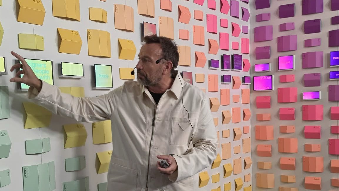 Mauro Porcini presenterer under Samsung Design Week.