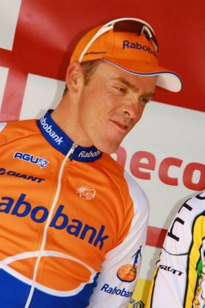 Koos Moerenhout jokes on the podium.