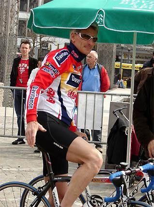 Who is that cool man under the parasol, wearing Davitamon-Lotto, with Cadel Evans' bike?. It's Allan Peiper!