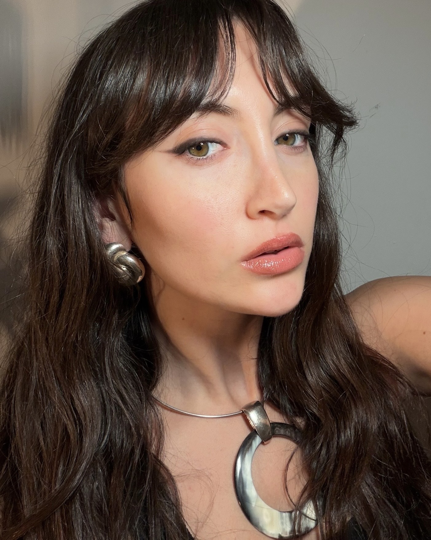 Image of Who What Wear associate beauty editor Alyssa Brascia wearing Violette_FR Plume Eyeshadow in a wing.
