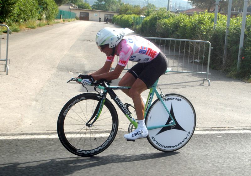 Danilo Di Luca wearing the maglia rosa in the stage 8 time trial in 2005