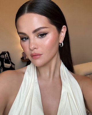 How to glowy makeup: Selena Gomez with glowy makeup look