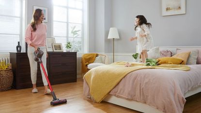 Roborock H7 mom and daughter cleaning 