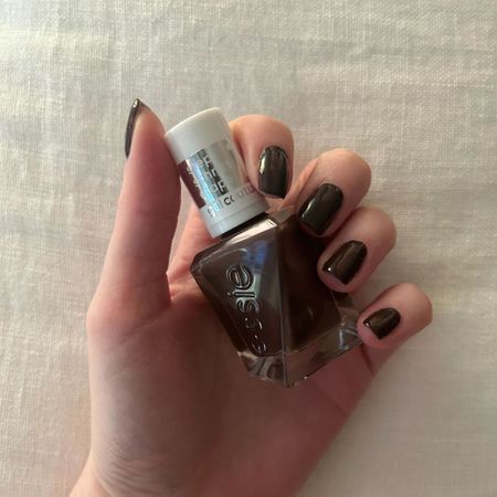 Junior beauty editor Grace Lindsay testing the Essie All Checked Out nail polish