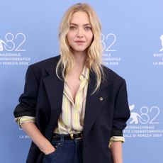 Amanda Seyfried wears the same Versace outfit as Julia Roberts