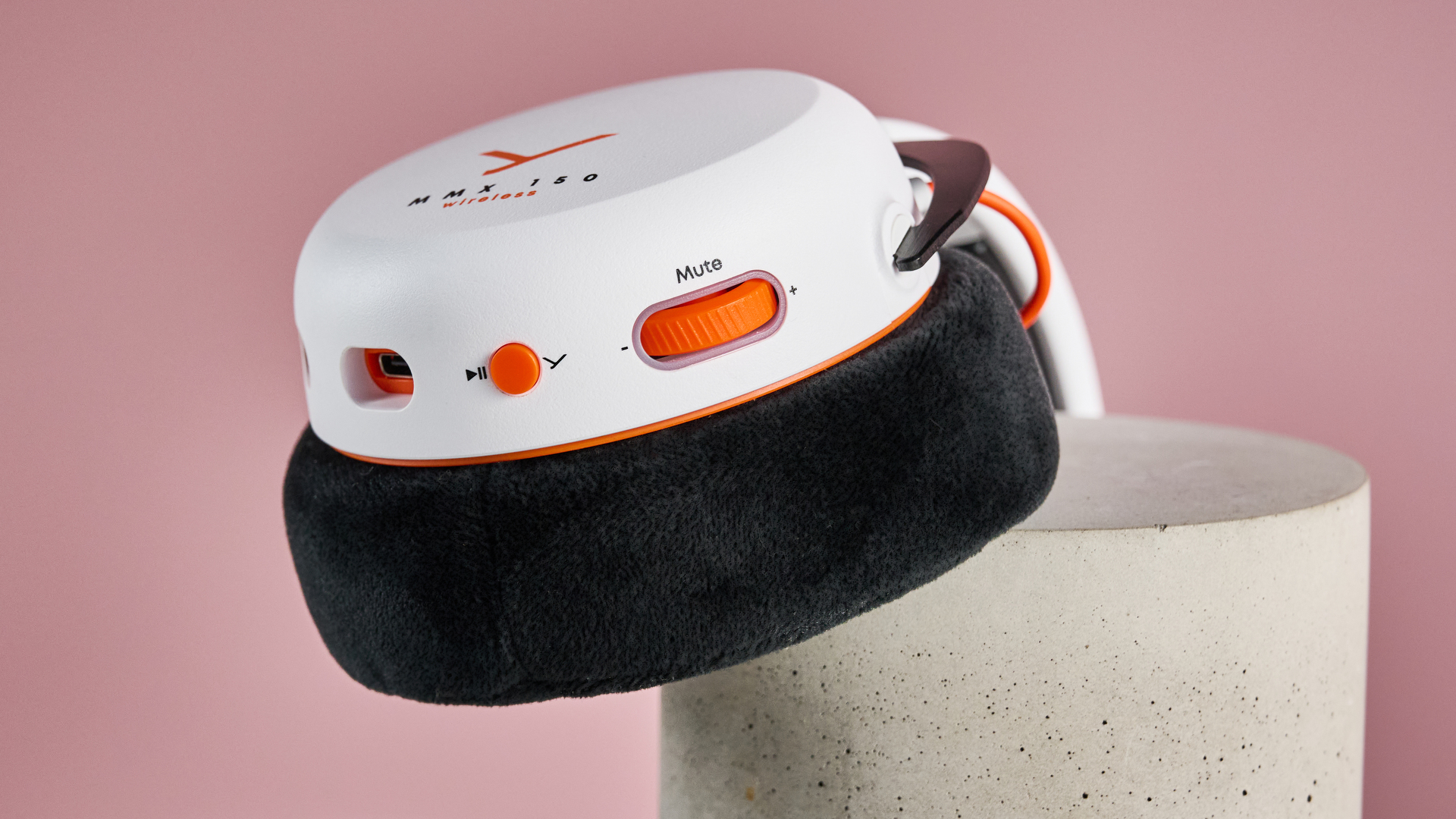 A closeup of the USB port, play button and volume wheel on the Beyerdynamic MMX 150 Wireless.