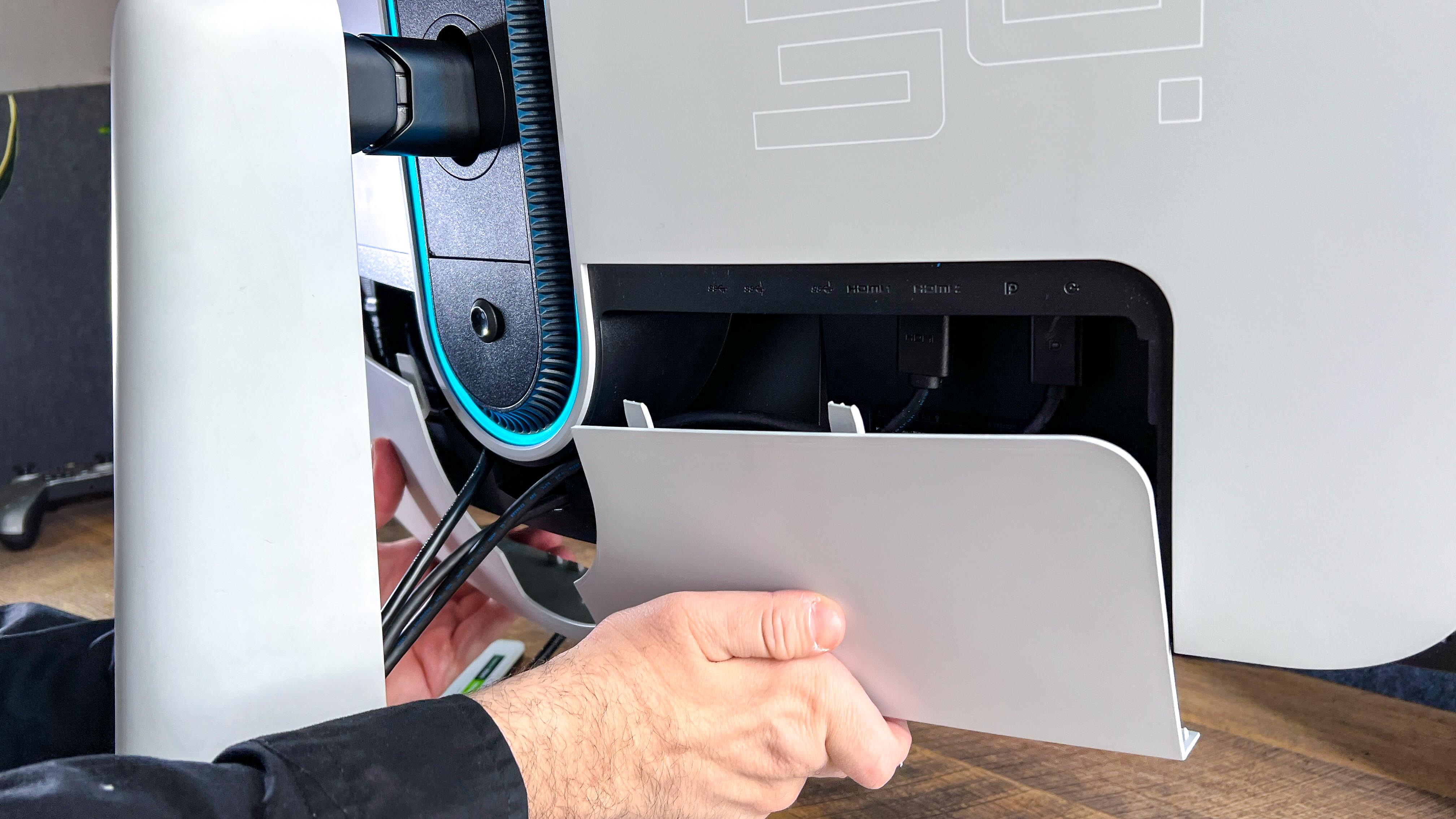 Monitor de jogos QD-OLED curvo Alienware 34 mostrando a parte traseira com a tampa da porta removida
