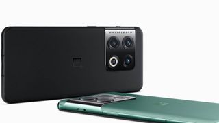 En OnePlus 10 Pro i en svart och en grön färg.