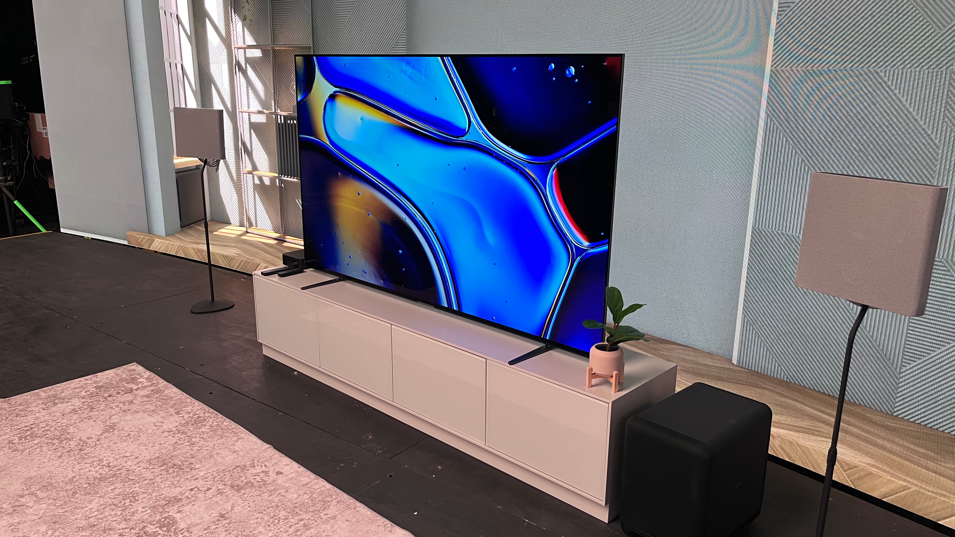 Téléviseur Sony Bravia 8 OLED sur meuble TV en bois