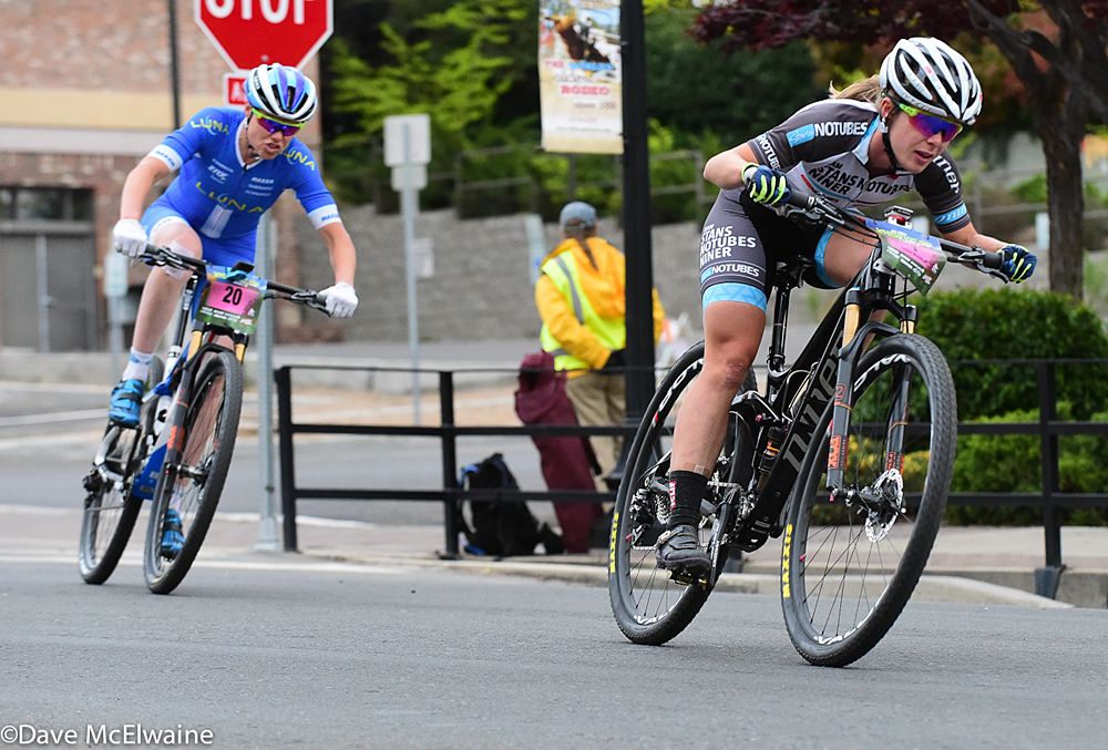 Chloe Woodruff (NoTubes Niner) leading Gould with two laps to go