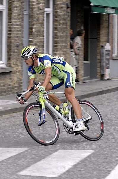 Maciej Bodnar (Liquigas) takes a turn.