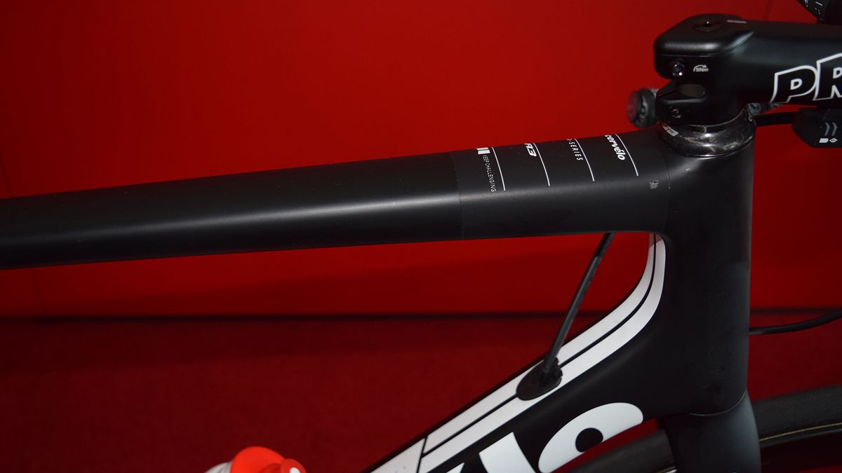 Cable routing to the rear of the bike is fed internally through the down tube