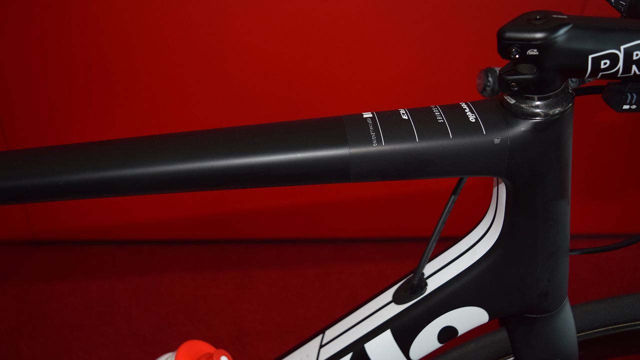Cable routing to the rear of the bike is fed internally through the down tube