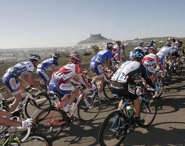 The Ruta del Sol peloton makes its way from C&oacute;rdoba to Antequera.