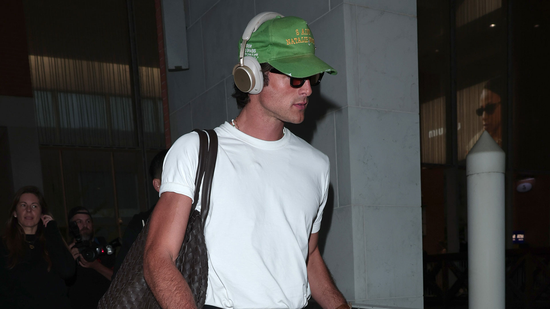 Jacob elordi airport style bottega veneta bag