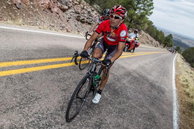 Janier Acevedo (Jamis-Hagens Berman) tries to get some time on the rest of the front group.