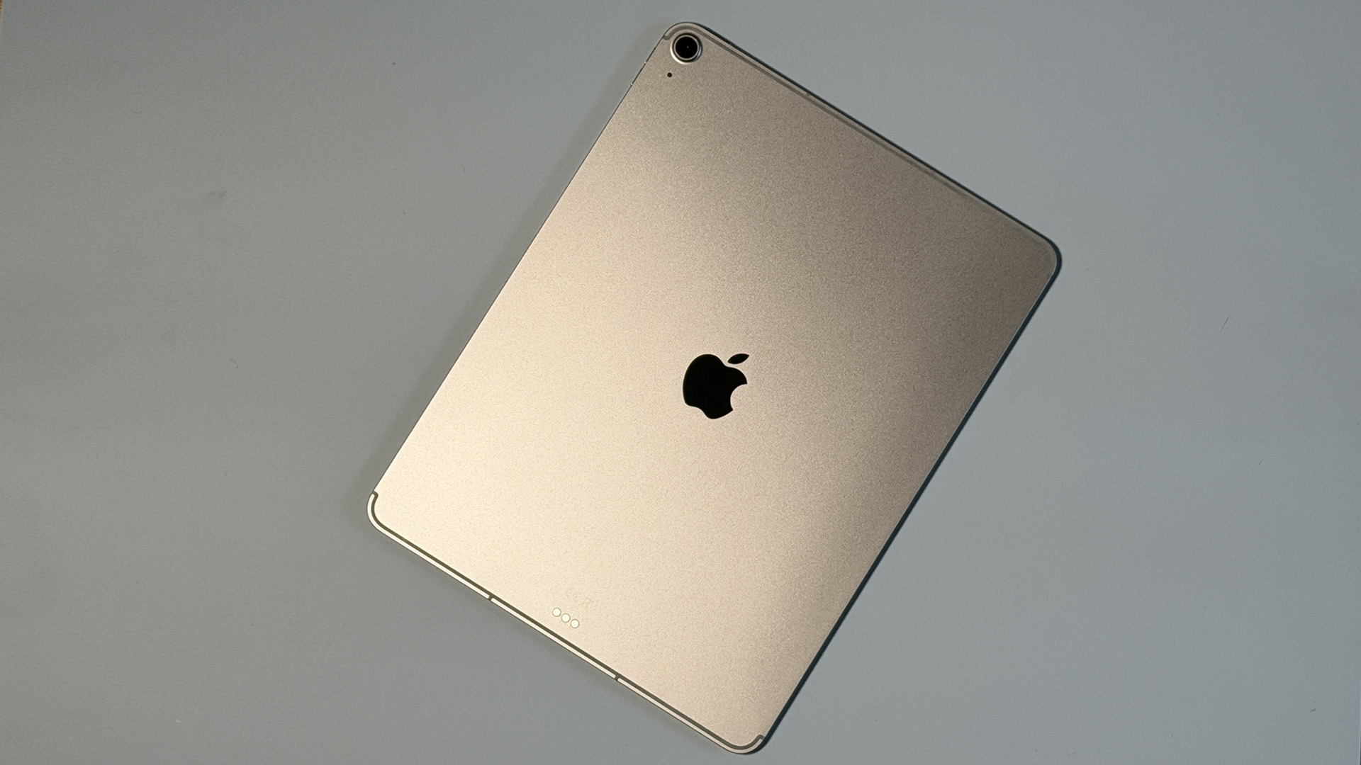 iPad Air M4 in silver on blue background