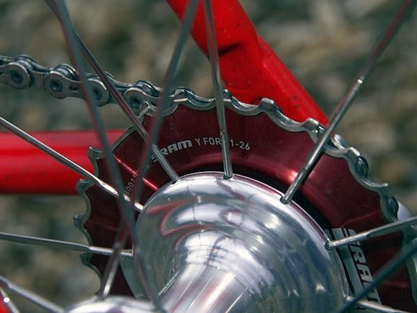 An 11-26T SRAM OG-1090 cassette offers wide-range gearing though we can't help but wonder how its unique PowerDome construction handles thick mud.