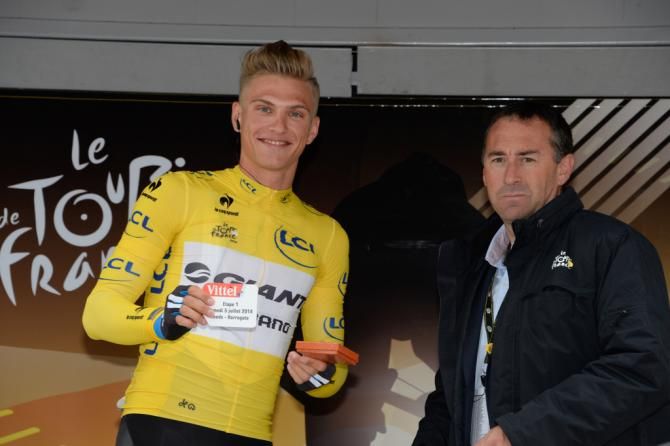 New for this year, every morning the winner of stage eve receives a frame plate as Marcel Kittel show his off